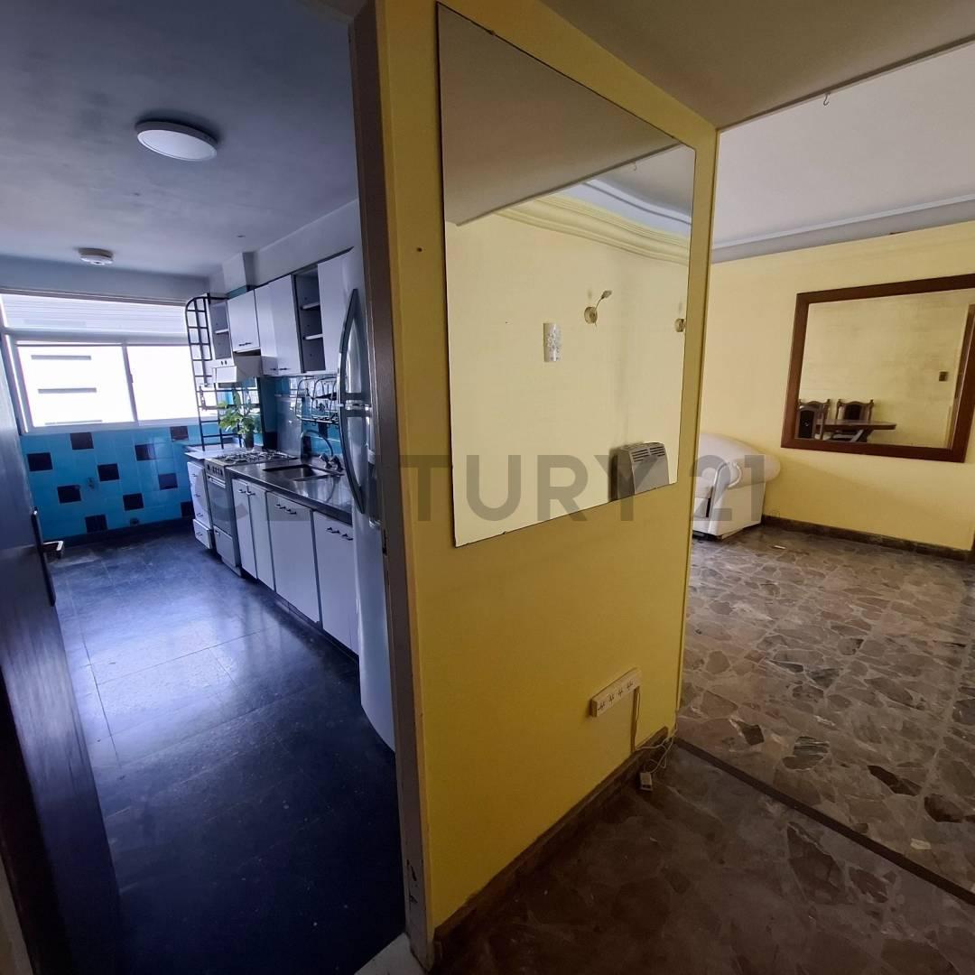 Foto de VENTA- PERMUTA AMPLIO 3 AMBIENTES CON DEPENDENCIA Y BALCÓN CORRIDO, imagen 4