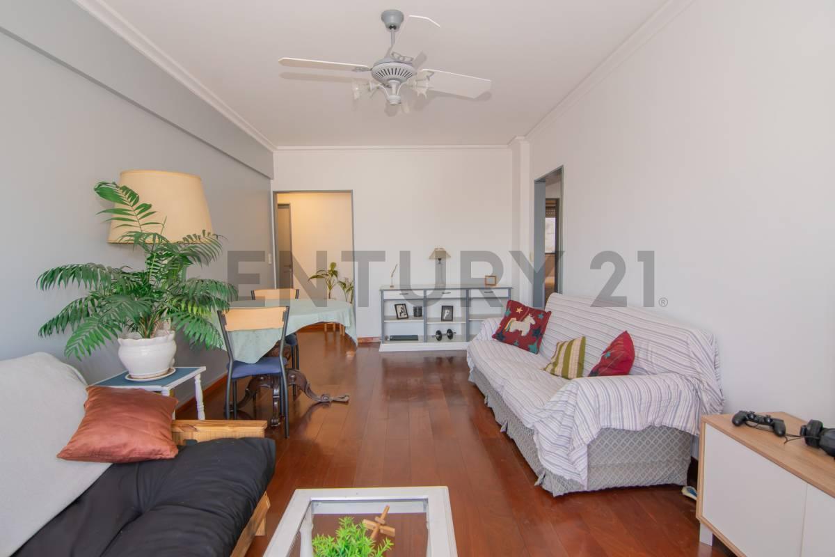 Foto de VENTA DEPTO 4 AMBIENTES C/DEP Y COCHERA-FLORES, imagen 2