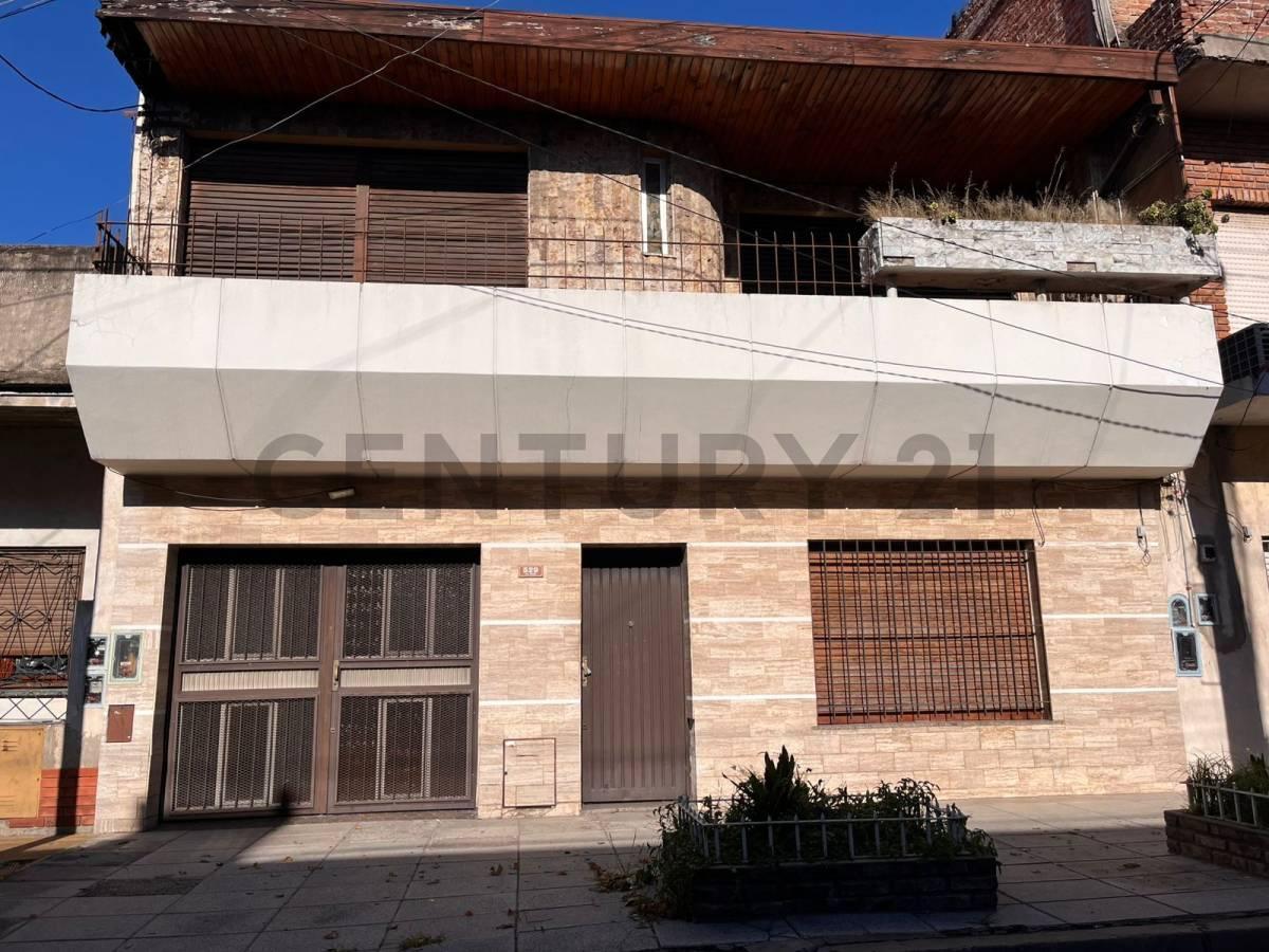 Foto de VENTA CASA MULTIFAMILIAR 5 AMBIENTES CON TERRAZA, QUINCHO Y GARAGE EN, imagen 1