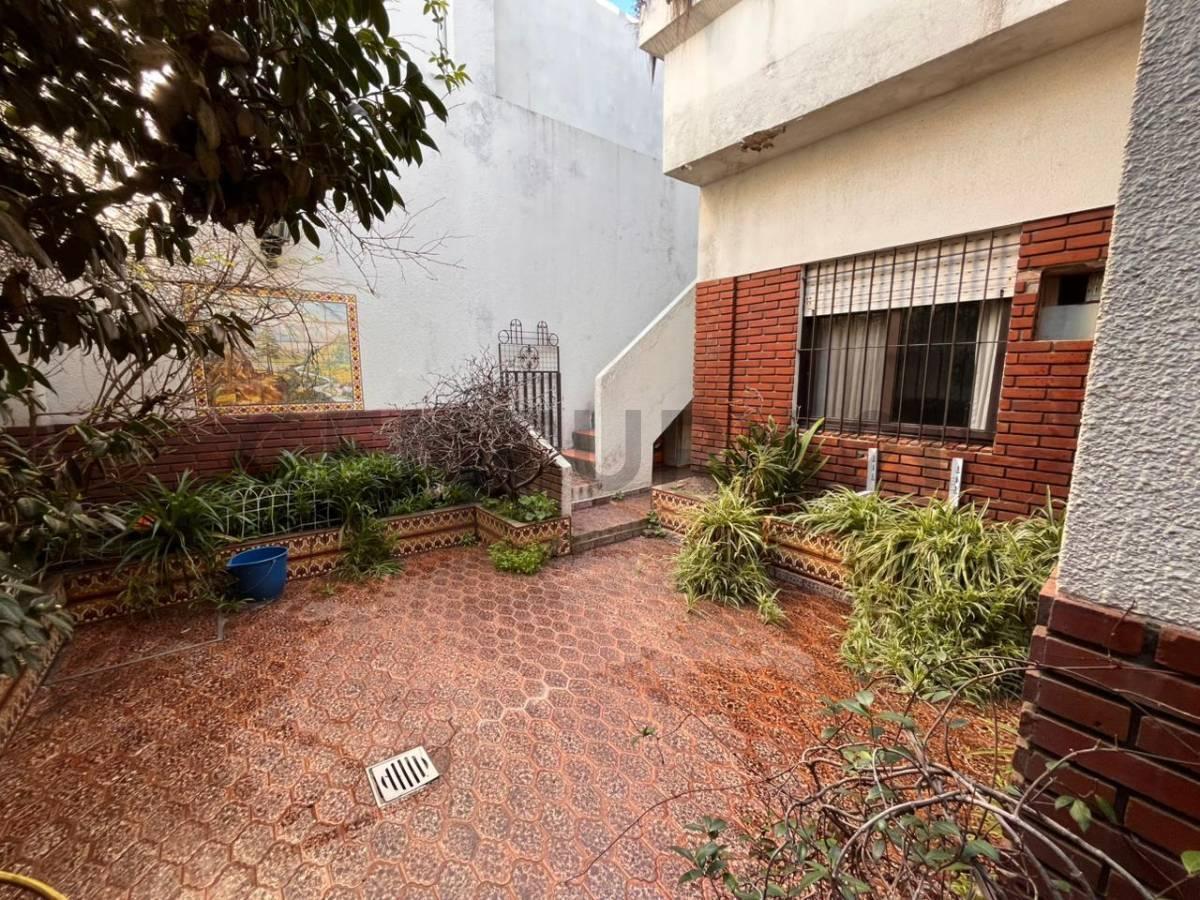 Foto de VENTA CASA MULTIFAMILIAR 5 AMBIENTES CON TERRAZA, QUINCHO Y GARAGE EN, imagen 2