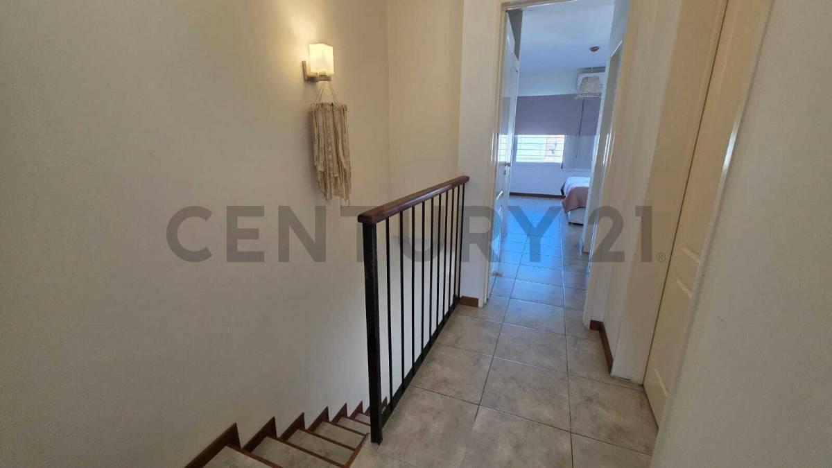 Foto de VENTA DÚPLEX 4 AMBIENTES EN ITUZAINGÓ NORTE CON JARDÍN Y COCHERA - APTO, imagen 2