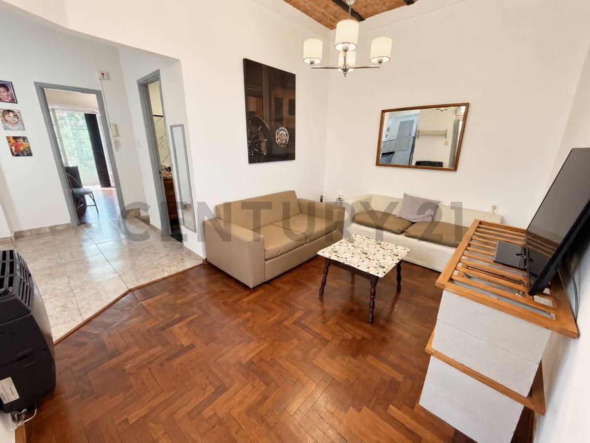 Foto de VENTA-PERMUTA CASA MULTIFAMILIAR CON PATIO Y TERRAZAS - PARQUE CHACABUCO, imagen 2