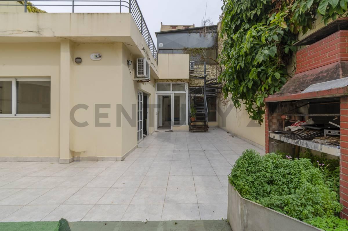 Foto de VENTA Casa 7 amb con Pileta y 2 cocheras - Villa del Parque, imagen 1