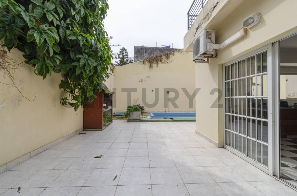 Foto de VENTA Casa 7 amb con Pileta y 2 cocheras - Villa del Parque, imagen 2