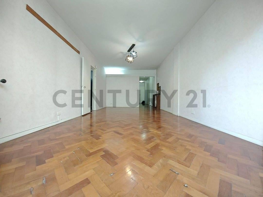 Foto de VENTA DEPARTAMENTO 4 AMB C/ DEPENDENCIA Y BALCON CERRADO - Apto crédito, imagen 2