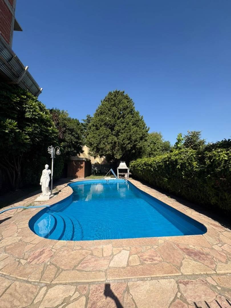 Foto de VENTA CASA 4 AMB EN LOTE PROPIO C/ JARDIN Y COCHERA, imagen 2