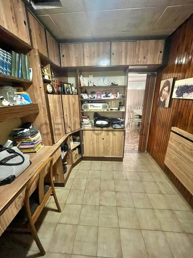 Foto de VENTA CASA 4 AMB EN LOTE PROPIO C/ JARDIN Y COCHERA, imagen 3