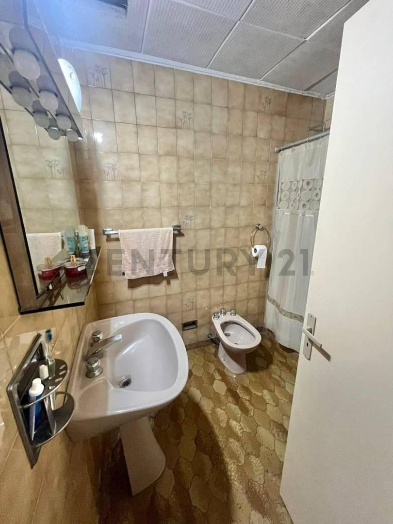 Foto de VENTA CASA 4 AMB EN LOTE PROPIO C/ JARDIN Y COCHERA, imagen 4