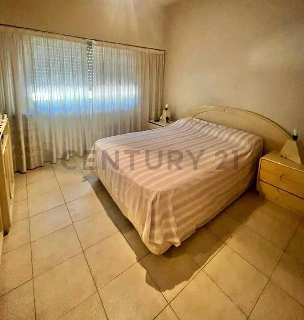 Foto de VENTA CASA 4 AMB EN LOTE PROPIO C/ JARDIN Y COCHERA, imagen 5