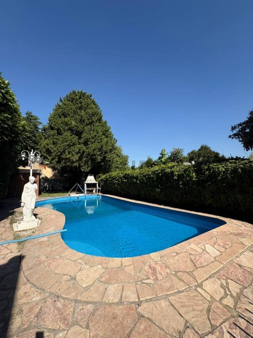 Foto de VENTA CASA 4 AMB EN LOTE PROPIO C/ JARDIN Y COCHERA, imagen 1