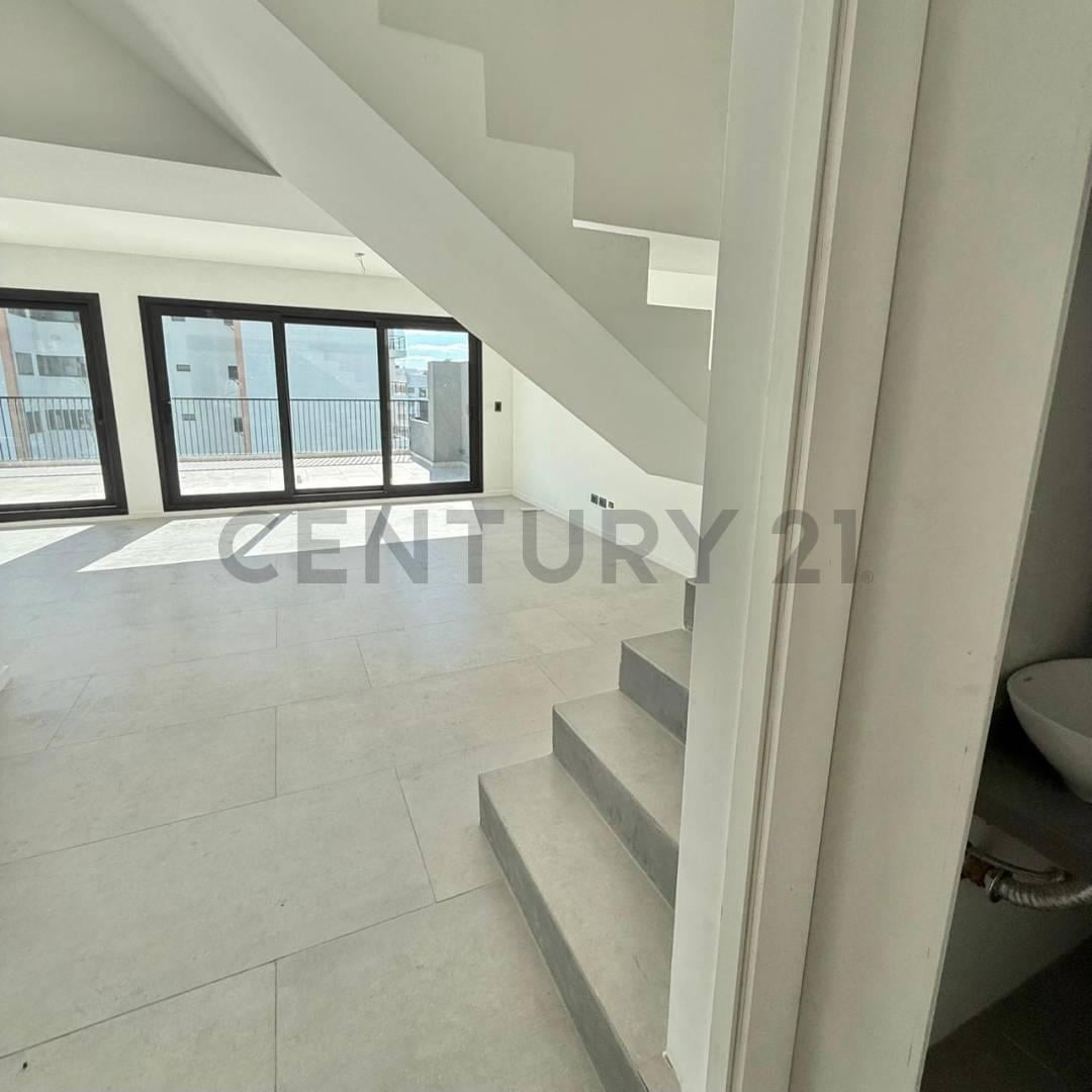 Foto de VENTA DEPTO DUPLEX PISO COMPLETO 4 AMB CON BALCON TERRAZA y COCHERA EN, imagen 1