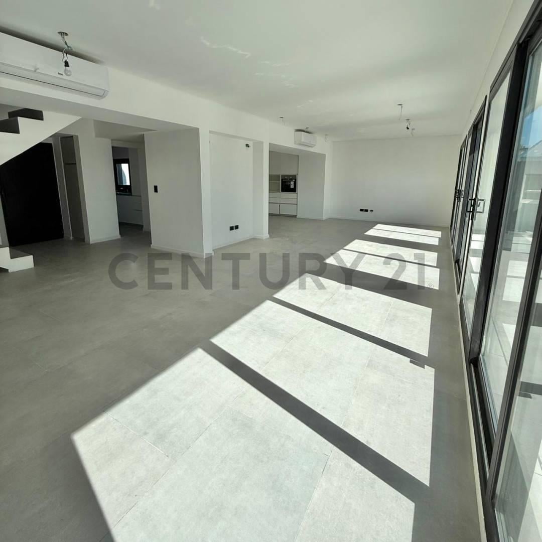 Foto de VENTA DEPTO DUPLEX PISO COMPLETO 4 AMB CON BALCON TERRAZA y COCHERA EN, imagen 3