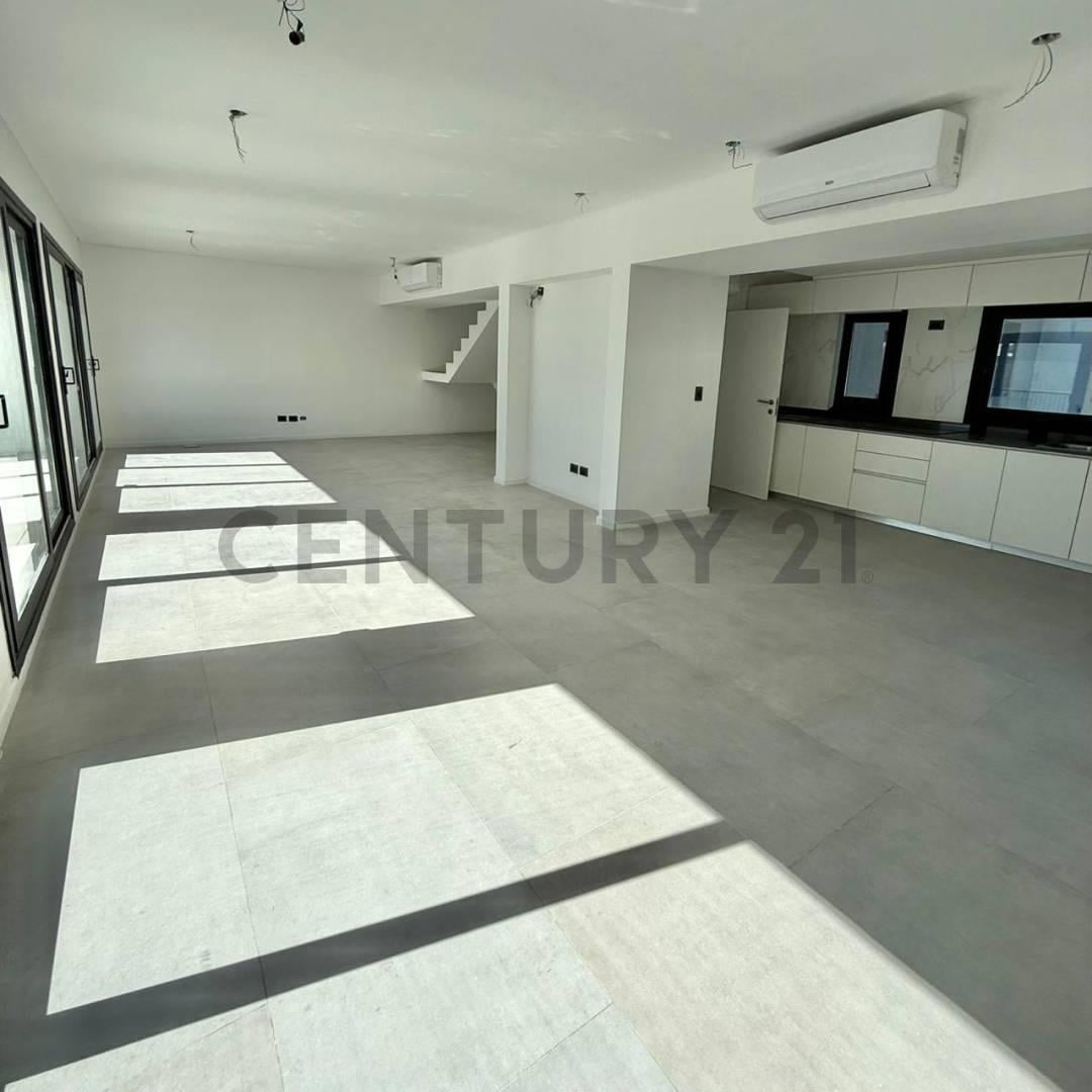 Foto de VENTA DEPTO DUPLEX PISO COMPLETO 4 AMB CON BALCON TERRAZA y COCHERA EN, imagen 2