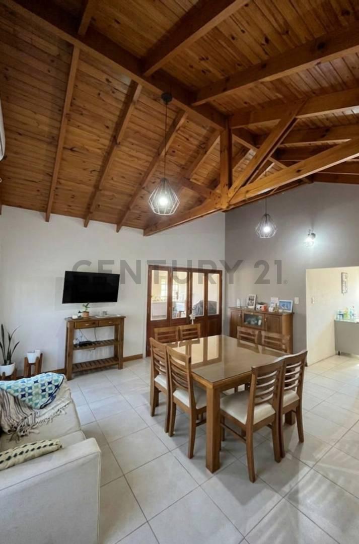 Foto de VENTA CASA 3 AMB C/ESCRITORIO, PILETA Y COCHERA - ROQUE PÉREZ, imagen 4