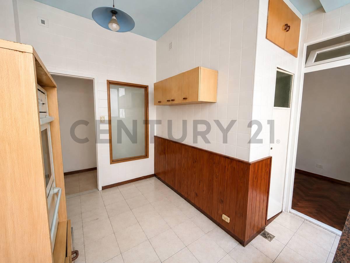 Foto de VENTA-PERMUTA departamento 3 ambientes con balcon, depend. Y Cochera En, imagen 3