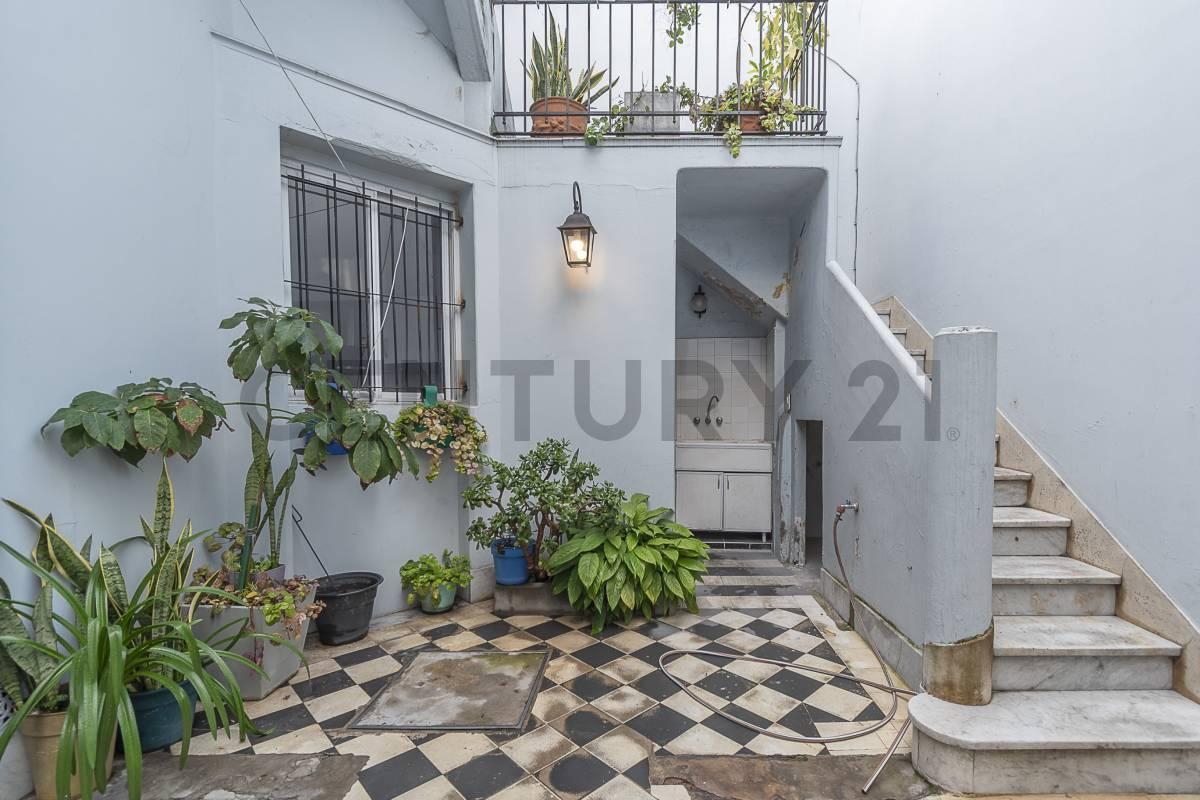 Foto de Venta Casa 6 amb Cochera Terraza patio Pque Patricios, imagen 1
