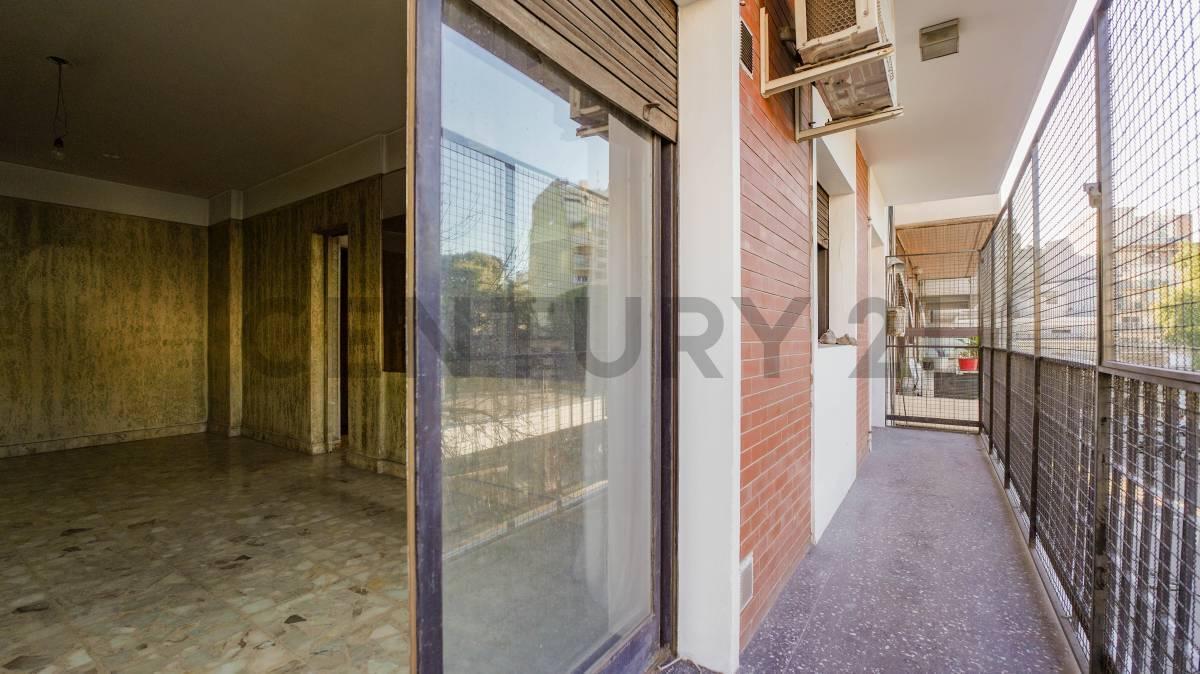 Foto de VENTA DEPARTAMENTO 4 AMBIENTES C/ BALCON CORRIDO, APTO PROF.-VILLA, imagen 3