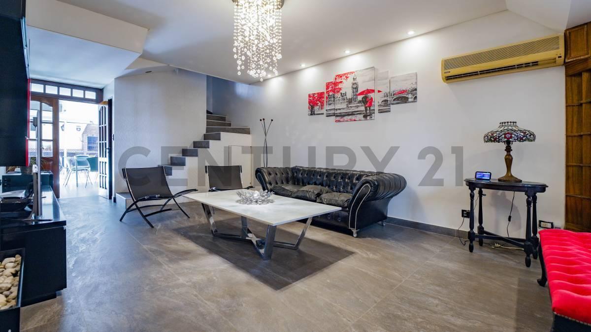 Foto de VENTA Duplex tipo casa 5 amb con cochera y patio - Caballito, imagen 4