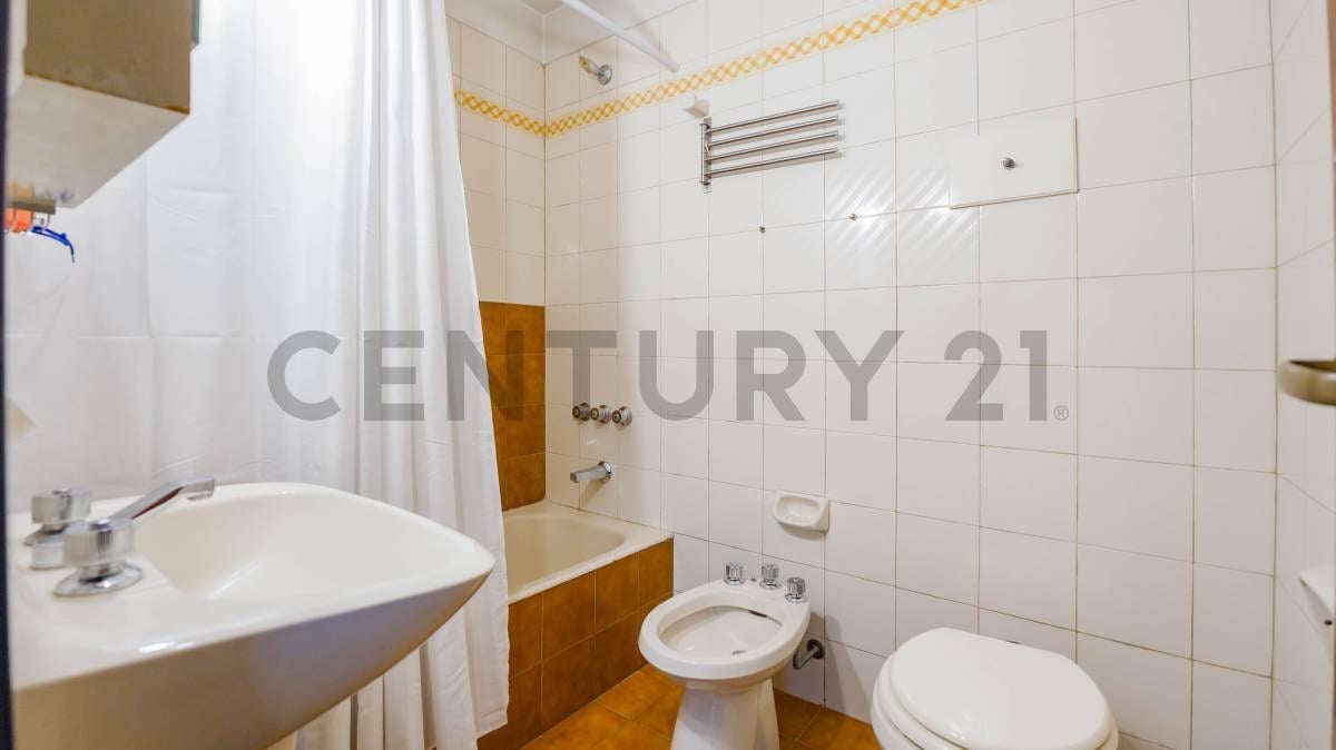 Foto de VENTA Duplex tipo casa 5 amb con cochera y patio - Caballito, imagen 3