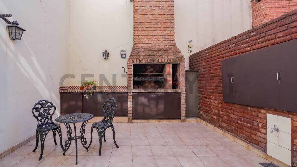 Foto de VENTA Duplex tipo casa 5 amb con cochera y patio - Caballito, imagen 1