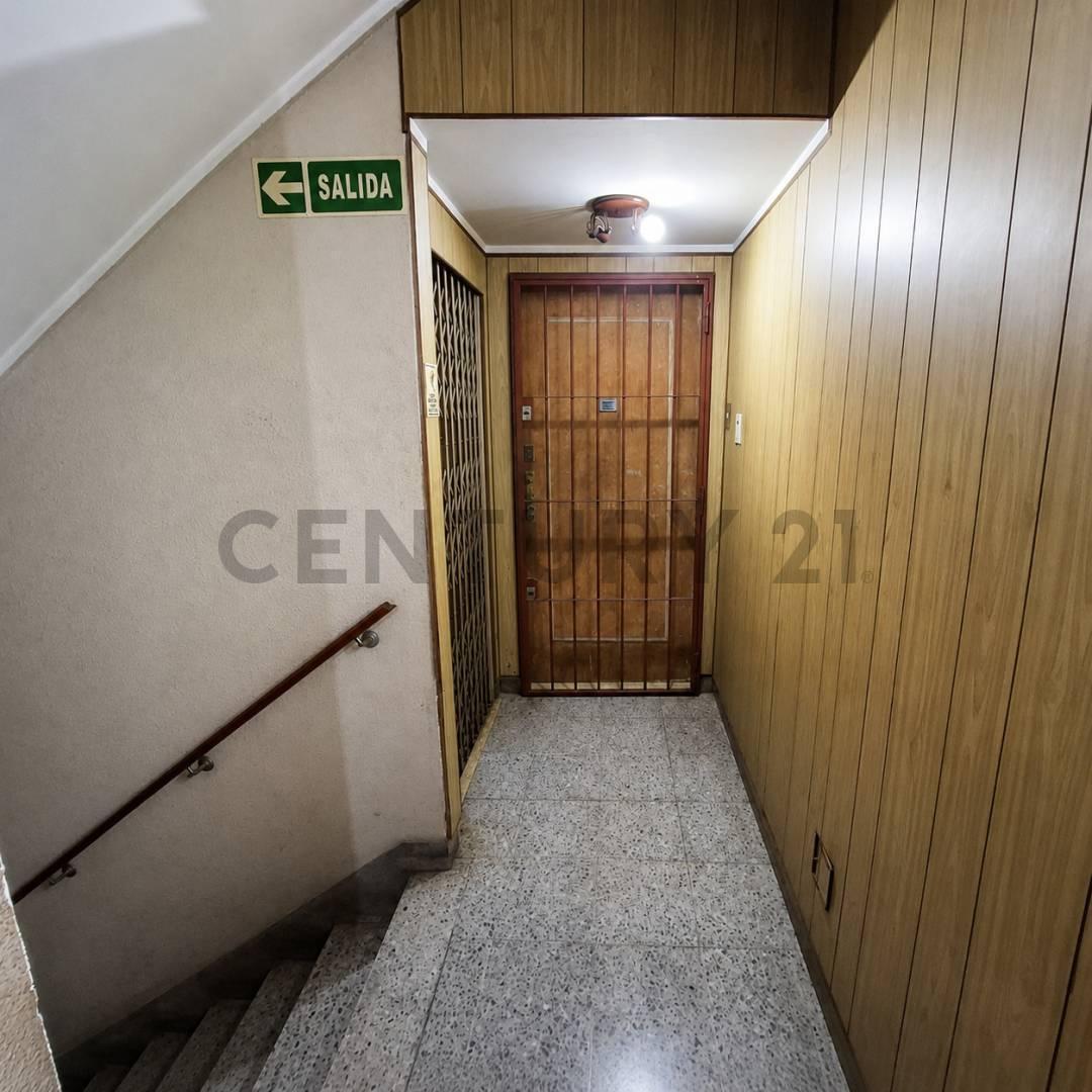 Foto de VENTA- PERMUTA AMPLIO 3 AMBIENTES CON DEPENDENCIA Y BALCÓN CORRIDO, imagen 2