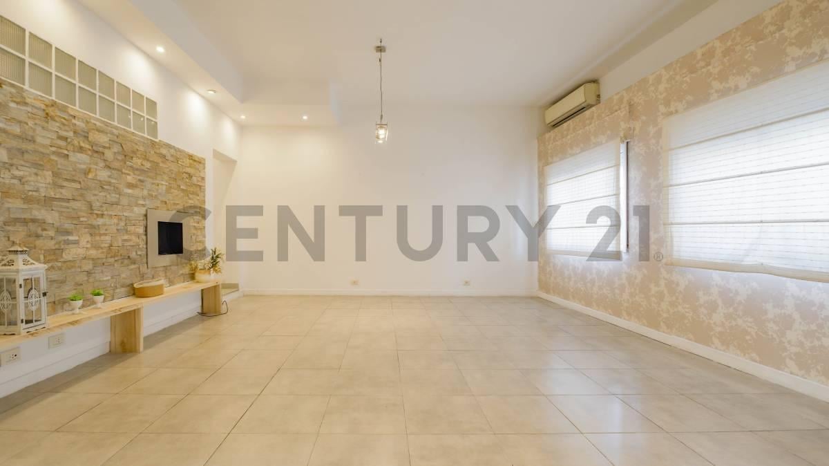 Foto de VENTA PH 4 AMB AL FRENTE | ENTRADA INDEPENDIENTE | SIN EXPENSAS | PATIO, imagen 1