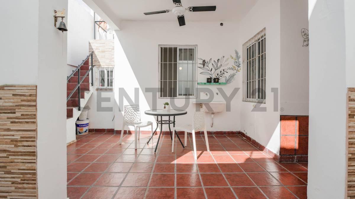 Foto de VENTA PH 4 AMB AL FRENTE | ENTRADA INDEPENDIENTE | SIN EXPENSAS | PATIO, imagen 2