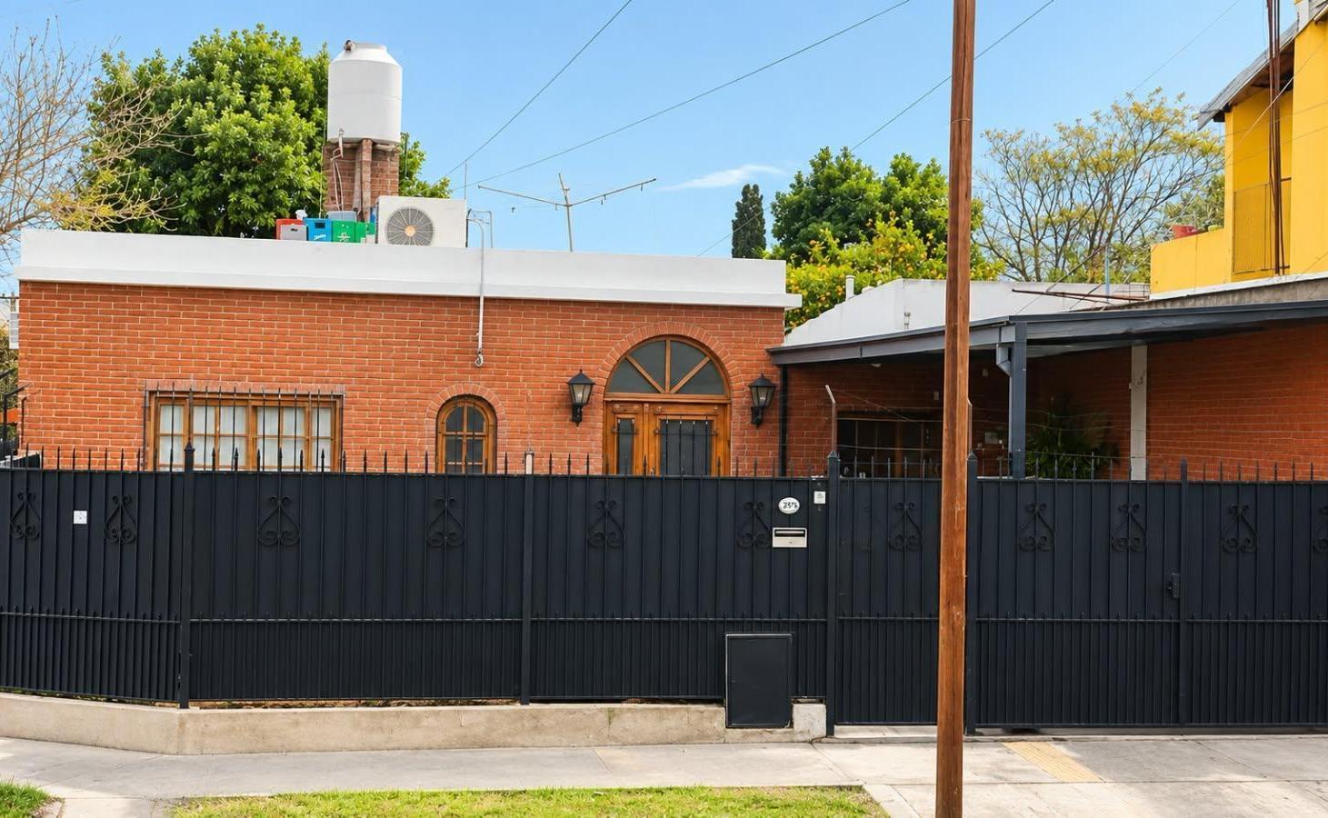 Foto de VENTA CASA CON GARAGE Y PISCINA + LOCAL(FONDO DE COMERCIO), imagen 1