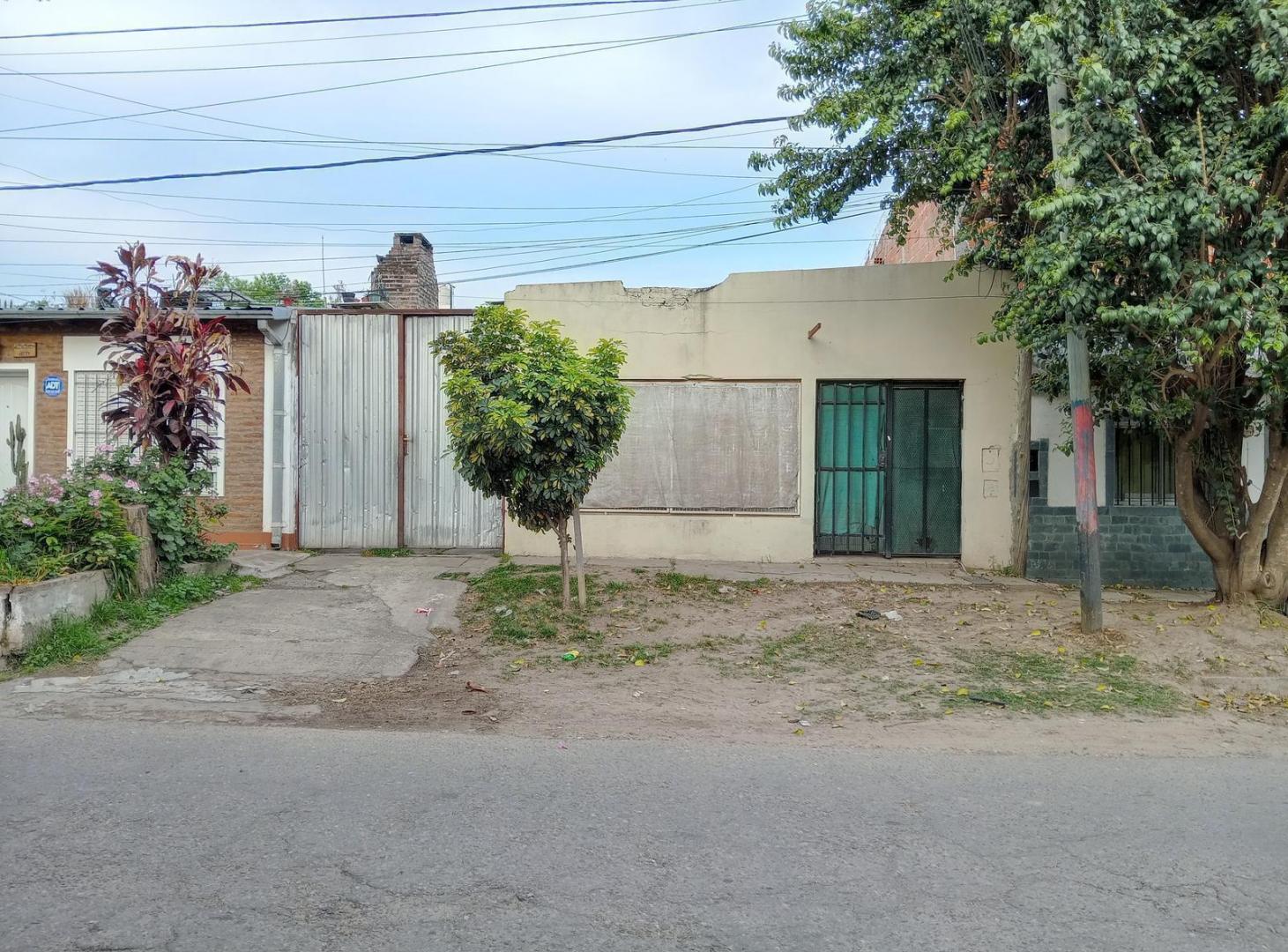VENTA CASA 1 DORMITORIO CON AMPLIO JARDIN. A REFACCIONAR