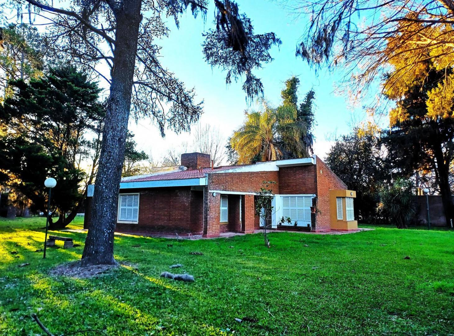 Foto de Venta casa en Funes con gran parque y pileta, zona Garita 15, imagen 2
