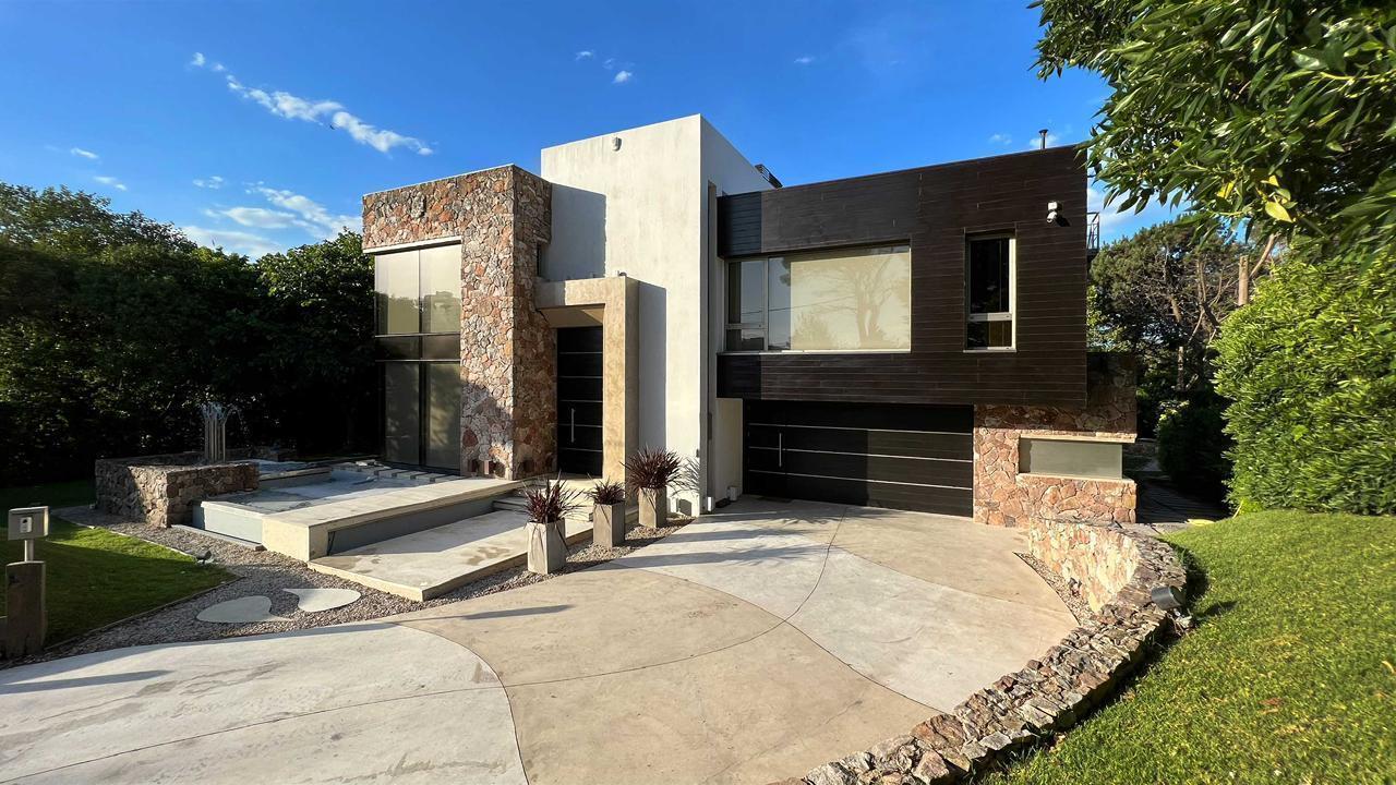 Espectacular Casa de Categoría con pileta en pleno centro de Pinamar!