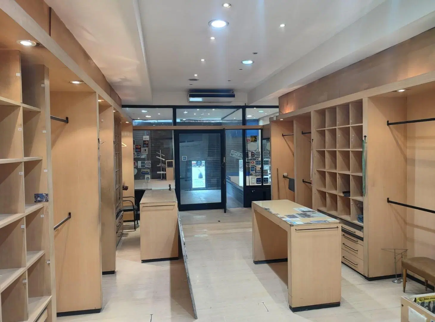 Muy lindo local en calle Esmeralda y Rivadavia! PB Subsuelo. 168 mts. 4