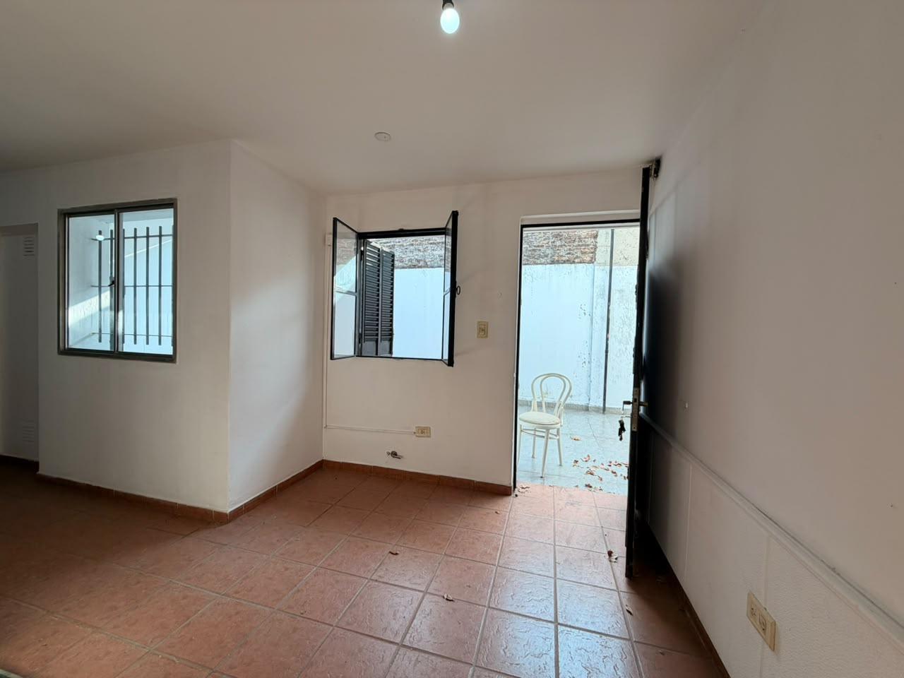 Foto de Venta-casa-Barrio Azcuenaga-dos viviendas sobre mismo lote, imagen 1