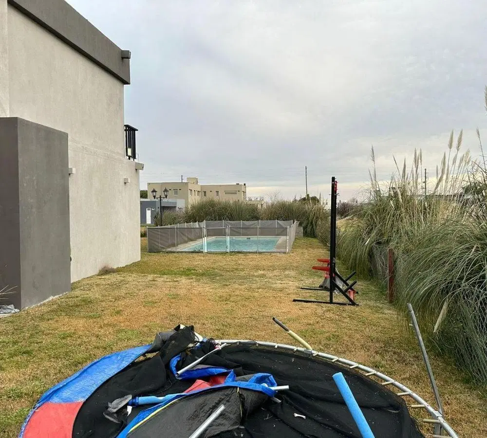 CASA EN VENTA DE 4 AMB EN BARRIO SANTA RITA SAN VICENTE/ CANNING 2