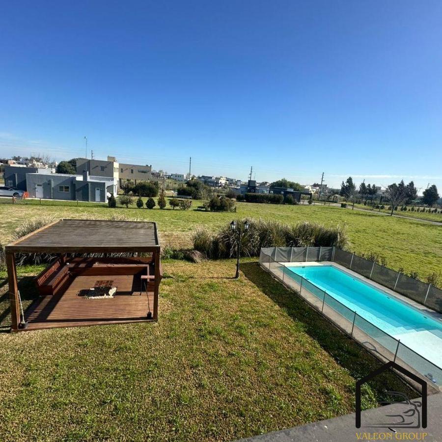 CASA EN VENTA DE 4 AMB EN BARRIO SANTA RITA SAN VICENTE/ CANNING