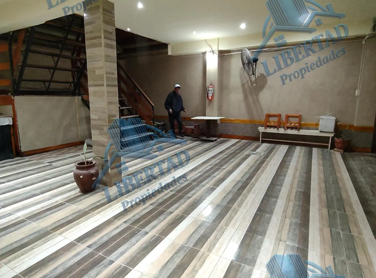Alquilo local/salón interno amplio Z° Cazadores y Medrano 5