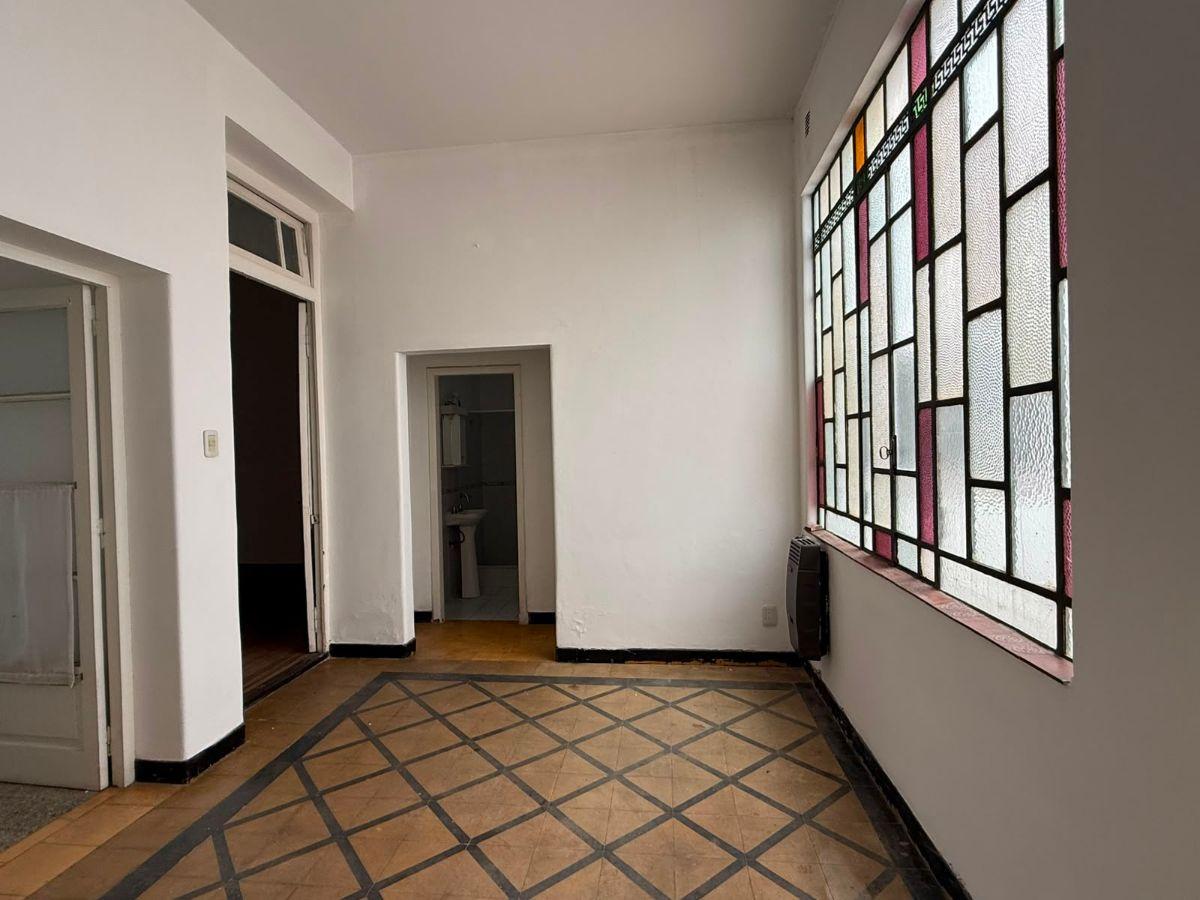 CASA EN ALQUILER - 1 ESQUINA 529 TOLOSA - 2 DORMITORIOS - COCHERA