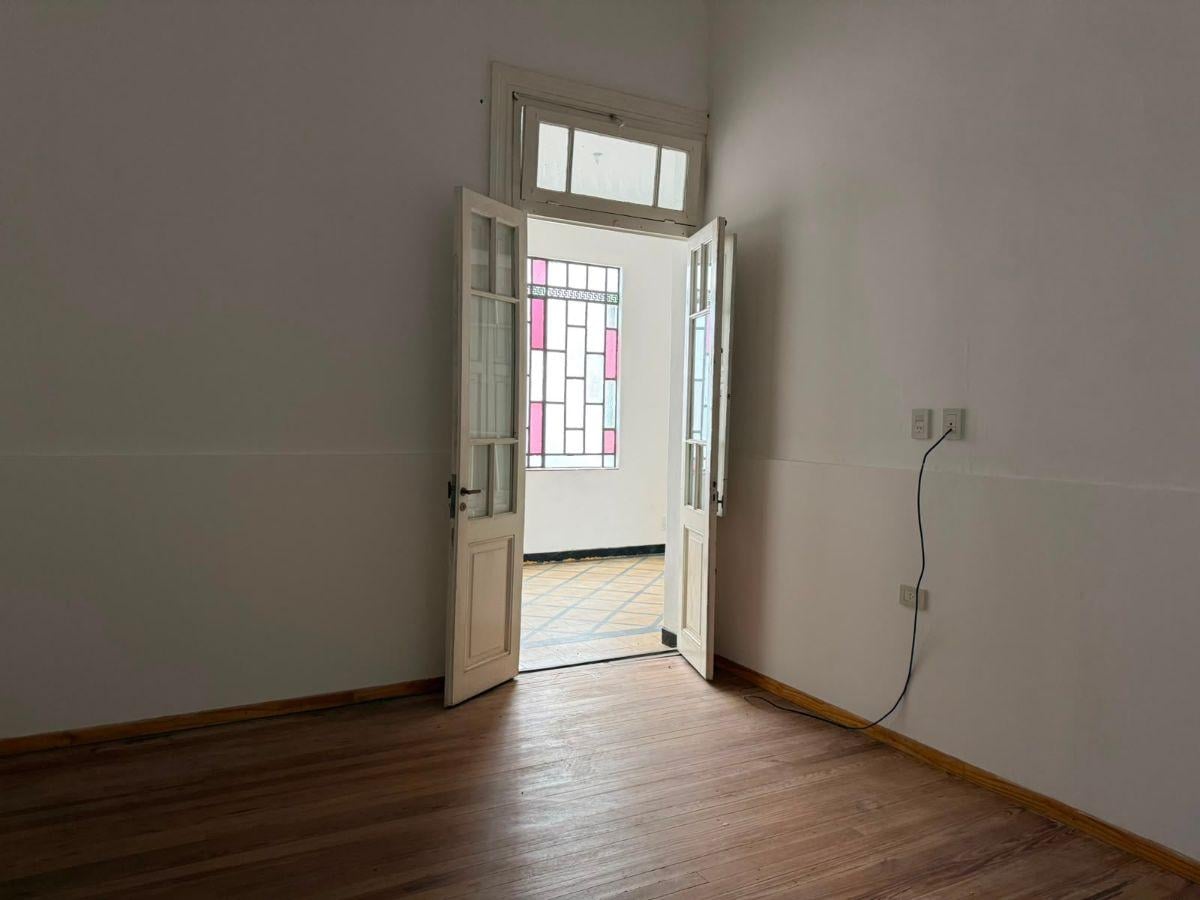 Foto de CASA EN ALQUILER - 1 ESQUINA 529 TOLOSA - 2 DORMITORIOS - COCHERA, imagen 2
