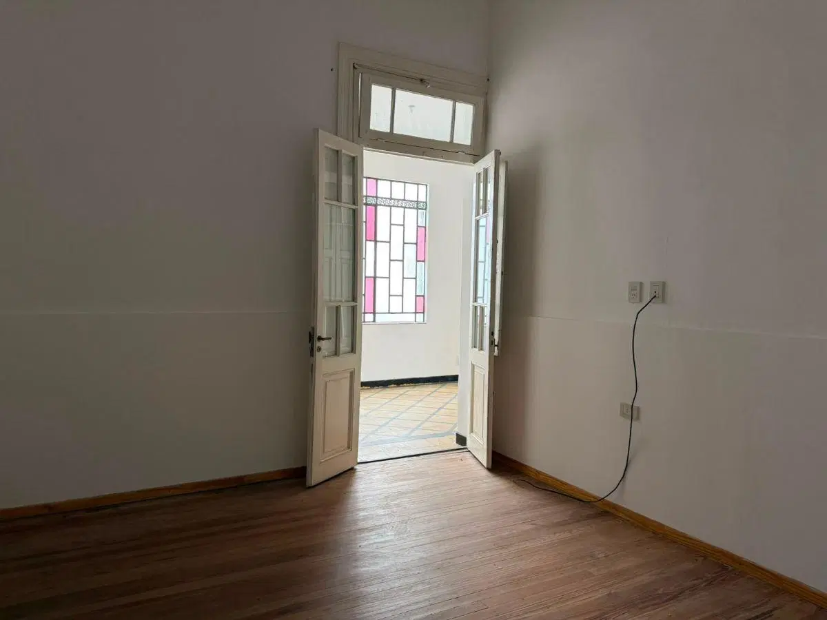 CASA EN ALQUILER - 1 ESQUINA 529 TOLOSA - 2 DORMITORIOS - COCHERA 2