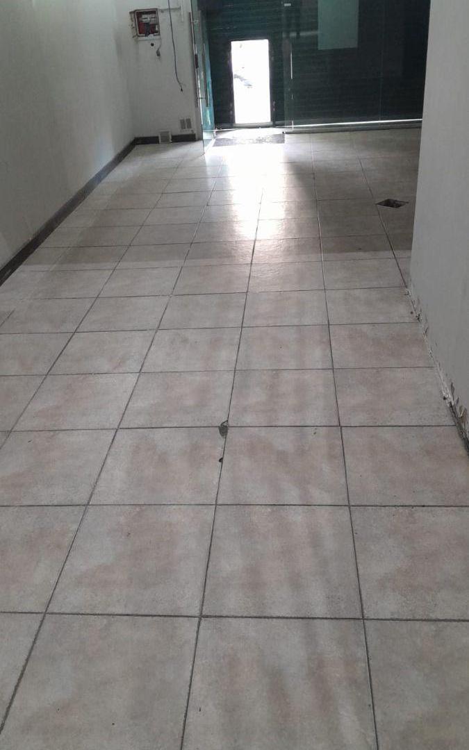 Foto de Local de 100 m² en alquiler en La Plata, imagen 2