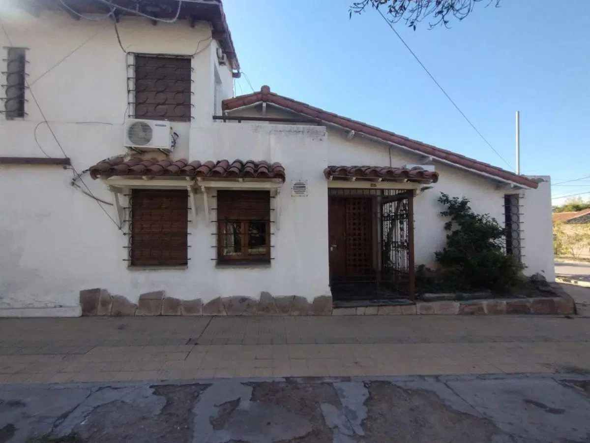 ALQUILO CASA SEXTA SECCION 3 DORMITORIOS- 2 BAÑOS COCHERA 3