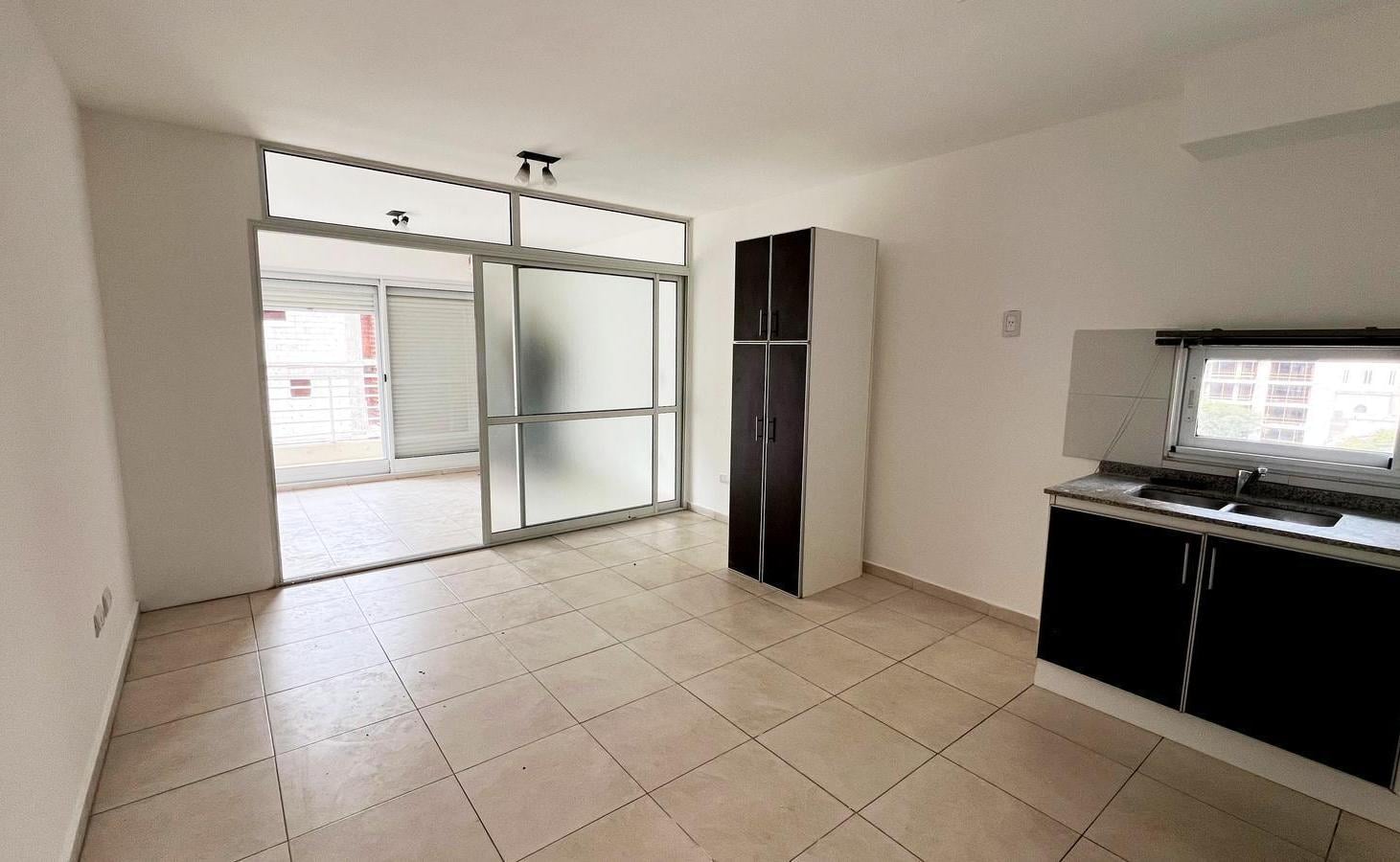 Foto de Monoambiente Dividido - Piso 7 con Balcón - San Martín al 1600, imagen 2