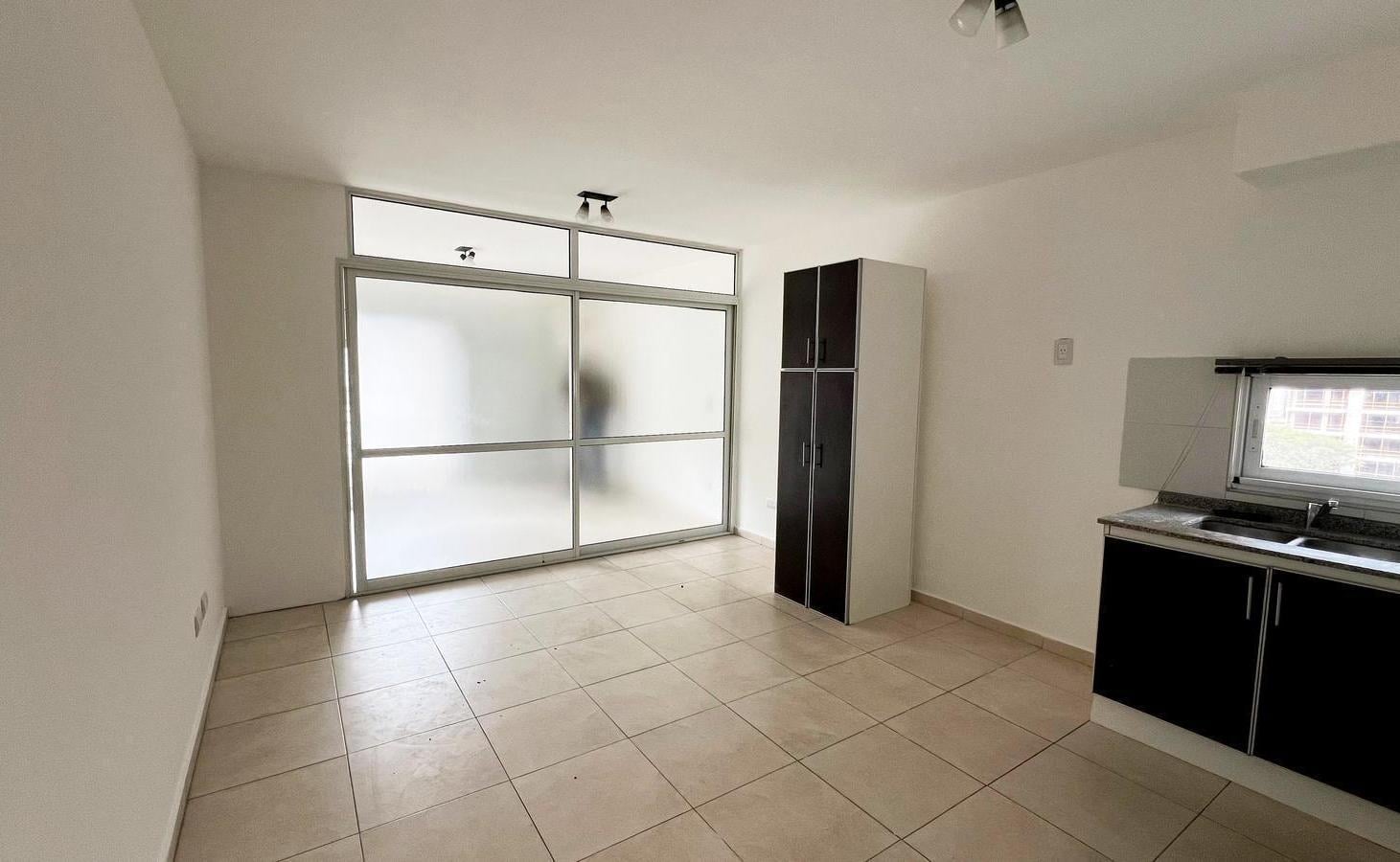 Foto de Monoambiente Dividido - Piso 7 con Balcón - San Martín al 1600, imagen 1