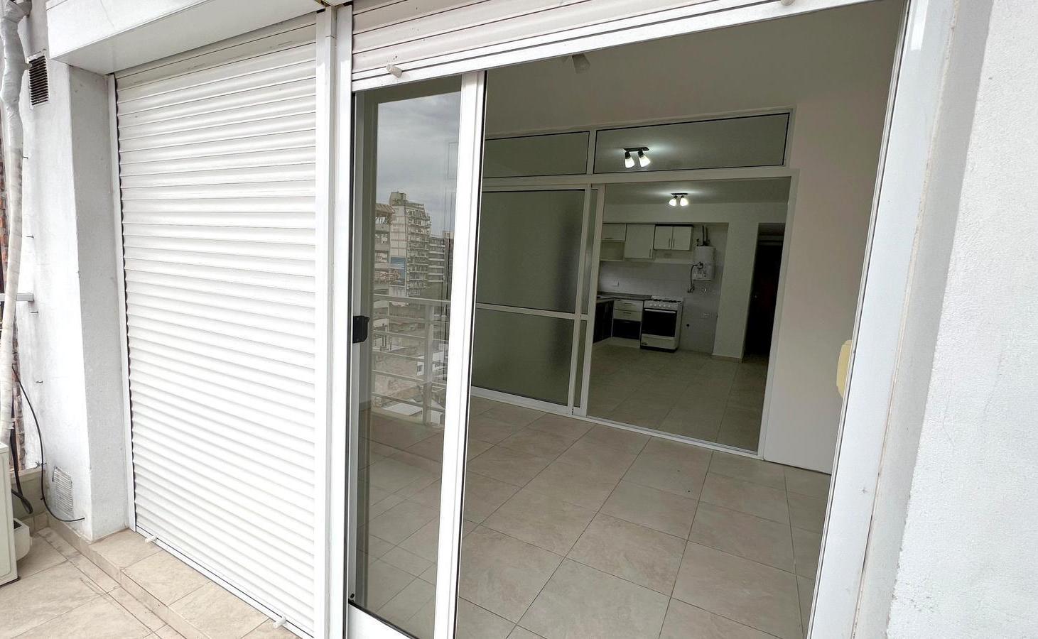 Foto de Monoambiente Dividido - Piso 7 con Balcón - San Martín al 1600, imagen 3