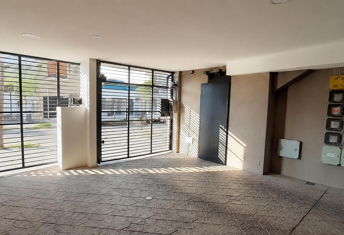 VENTA COCHERA EN PLANTA BAJA EN CASEROS