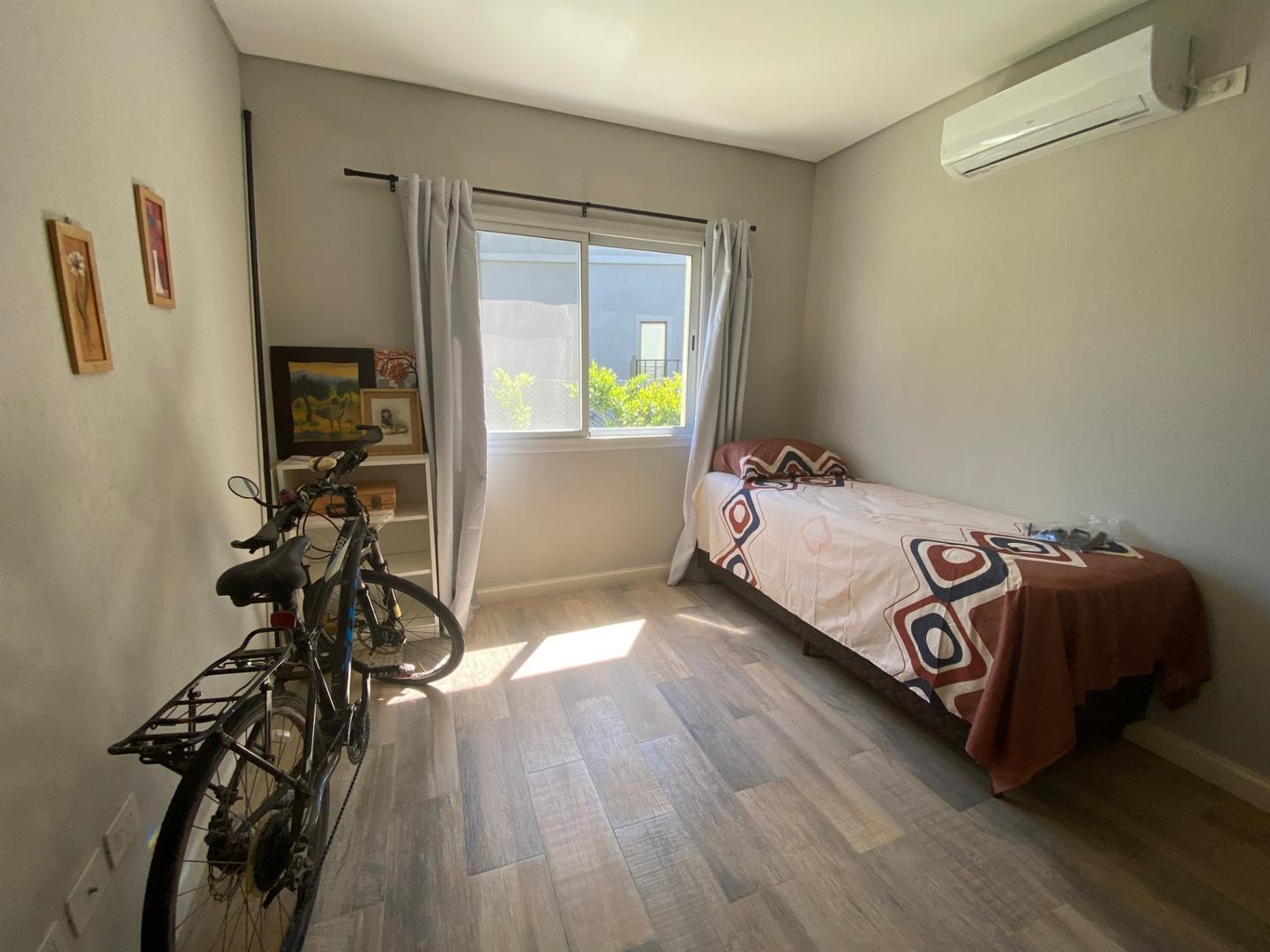 Foto de VENTA CASA 5 AMBIENTES CON PILETA Y COCHERA Bº SANTO TOMAS, imagen 2