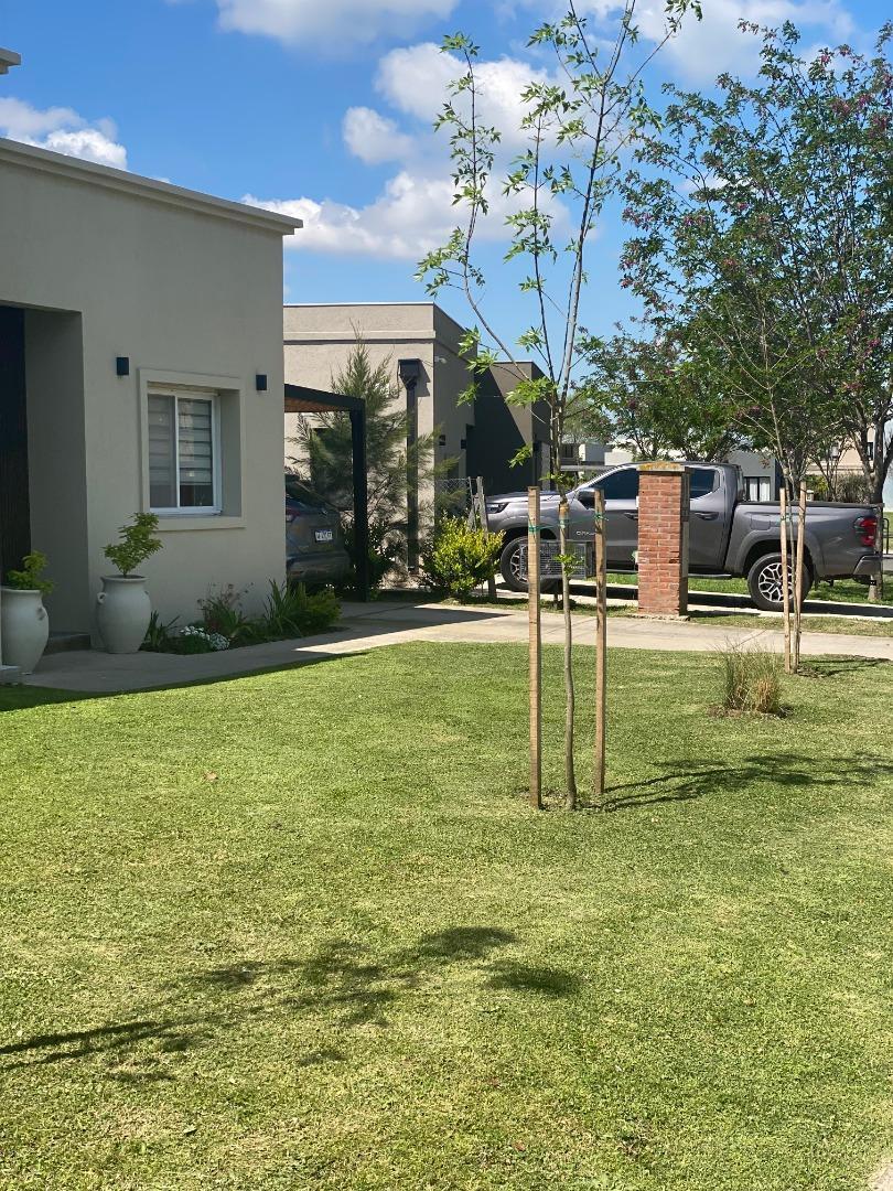 Foto de VENTA CASA 5 AMBIENTES CON PILETA Y COCHERA Bº SANTO TOMAS, imagen 1