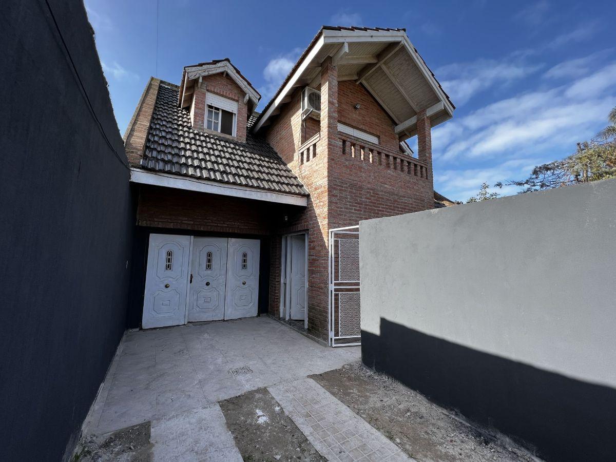 Monoambiente, casa en dos plantas y vivienda al fondo