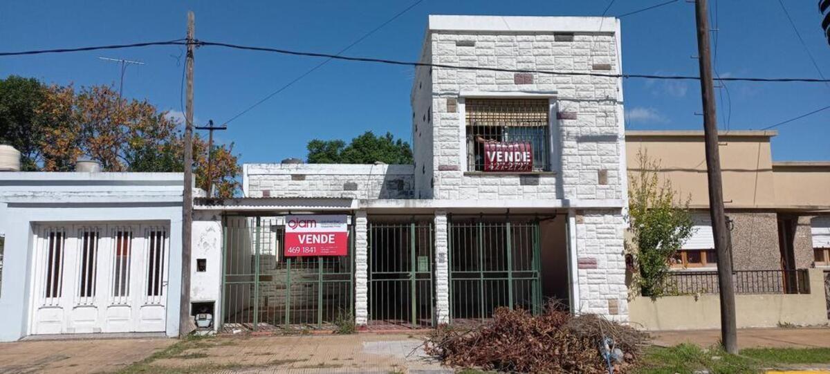 Casa con doble cochera y fondo