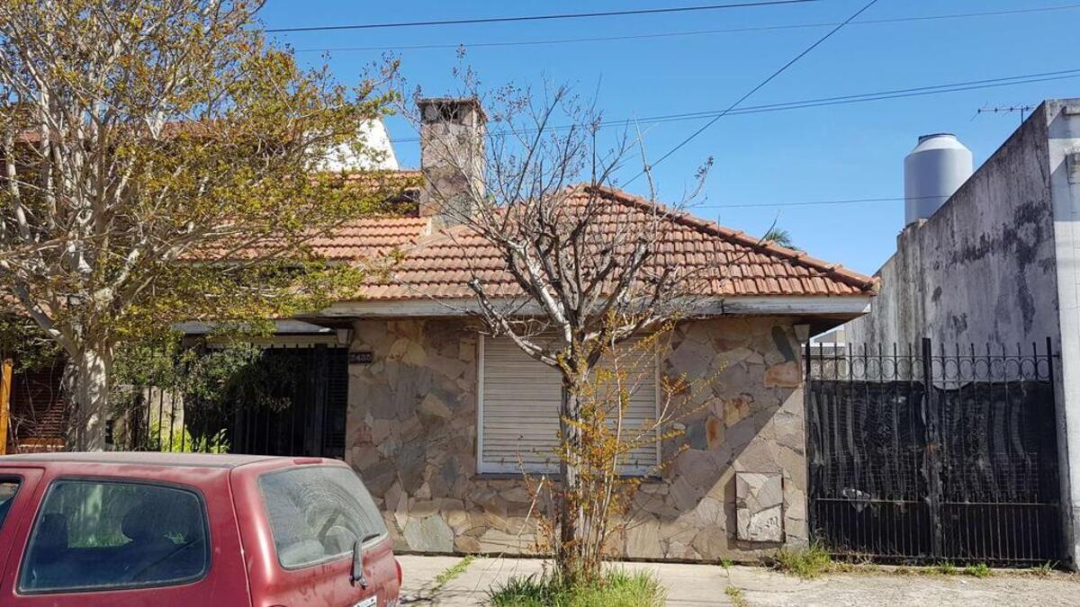 Casa a refaccionar con amplio lote